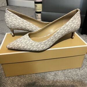 Michael Kors Alina flex signature logo kitten heel pump 7.5